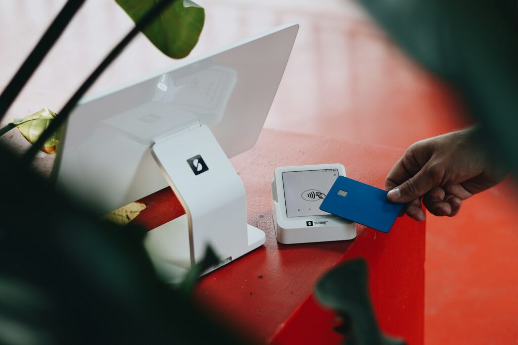 Pago con datáfono TPV en un comercio